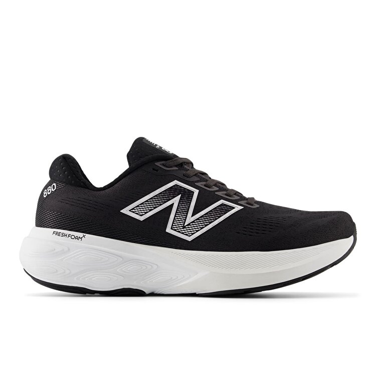 New Balance'ın en güvenilir modellerinden olan 880, her gün bıkmadan usanmadan kullanabileceğiniz sağlam bir antrenman partneridir.  